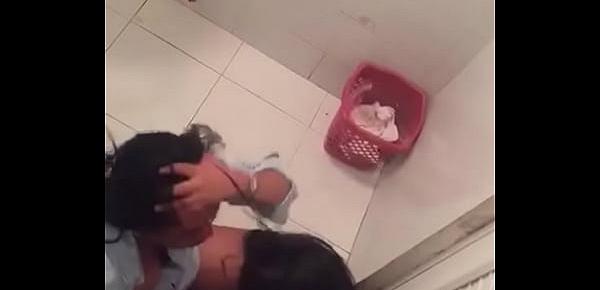  Dominicana lesviana en el baño publico